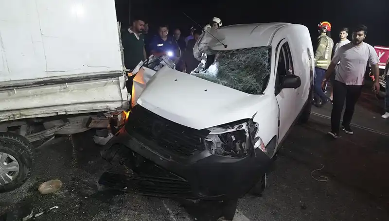 İstanbul'da Feci Kaza: Üç Kişi Yaralandı, Olay Yerinden İlk Görüntüler!