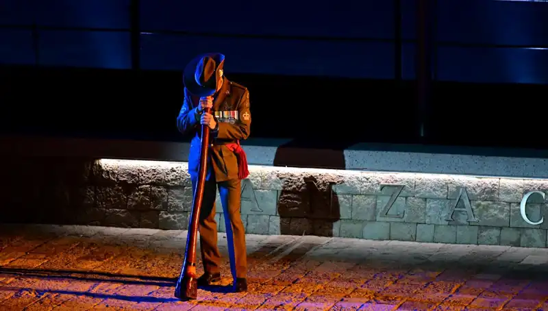 Anzak Koyu'nda Duygusal Bir Anma: Geleneksel "Şafak Ayini" Coşkuyla Gerçekleşti