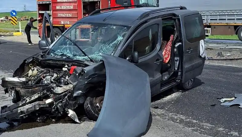 Ankara Yolunda Kaza: Üç Kişi Yaralandı, Araçlar Kullanılamaz Hale Geldi!