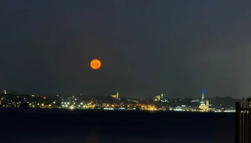 İstanbul'da Çilek Dolunayı: Tabloluk Manzaralar Göz Kamaştırdı