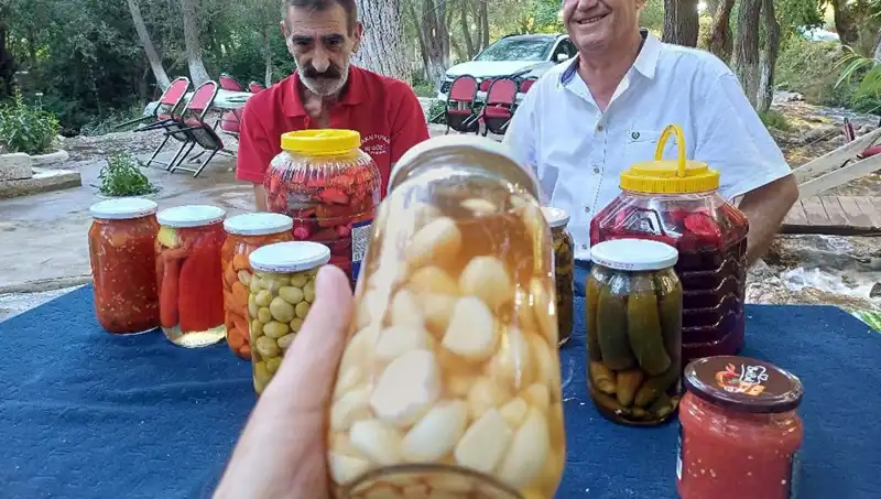 Araban Sarımsağı ile Yapılan Turşu: Şifa ve Lezzetin Buluşma Noktası