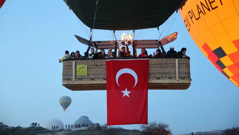 Kapadokya'da Renkli Gökyüzü: 23 Nisan İçin Türk Bayraklı Balonlar