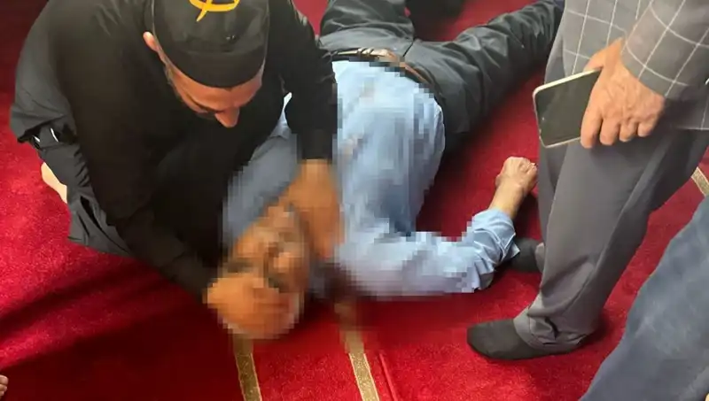 Camide Namaz Kılan Adam Dehşet Anları Yaşadı: Bıçaklı Saldırı!