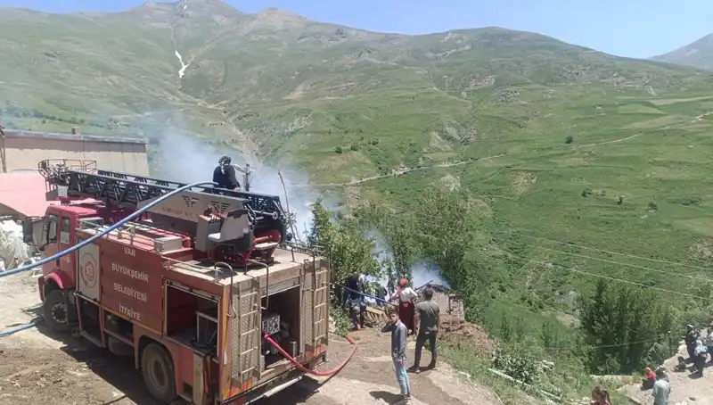 Van'da Çocuk Yangınında Hayatını Kaybetti; Aile ve Komşuların Yüreği Yandı