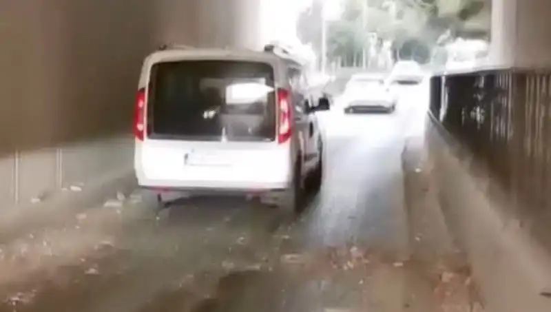 Trajik Olay: Trafikte Araçların Üzerine Beton Parçaları Düştü!