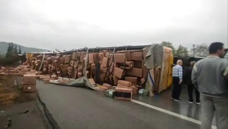 TEM Otoyolu’nda TIR Devrildi: Trafik Durma Noktasına Geldi