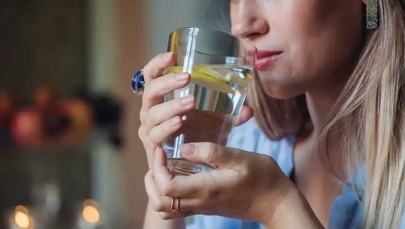 Aç Karnına 1 Litre Su İçmenin Bilinmeyen Faydaları ve Zararları