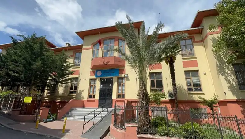 Depremde Hasar Gören Okullar Boşaltıldı: Ebeveynler Ne Yapmalı?