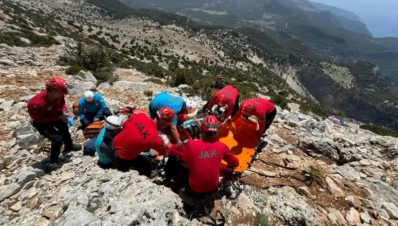 Fethiye'de Paraşüt Faciası: Kayalıklara Düşen İki Kişi Hayatını Kaybetti