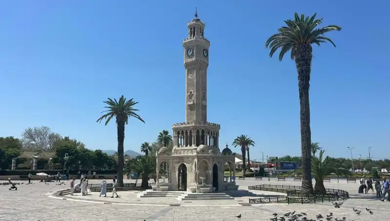 İzmir'de Sıcak Hava Dalgası: Meydanlar Boş, Renkler Soldu!