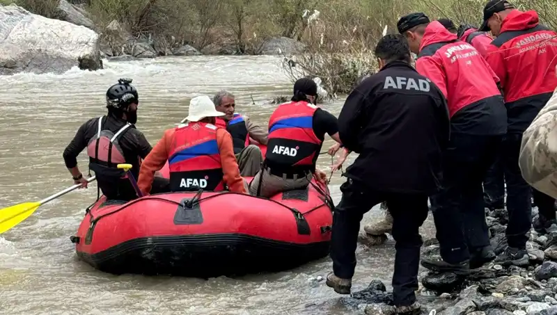 Zap Suyu'nda Mahsur Kalan 4 Kişi Kurtarıldı: Dram Yüklü Anlar