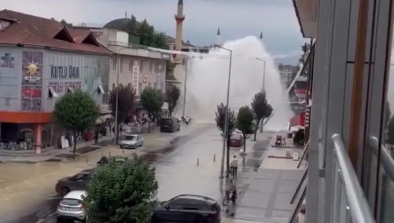İçme Suyu Hattı Patladı: Şehirde Şok Edici Su Fışkırması