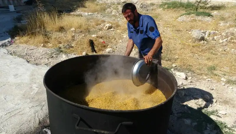 Ağustos’un Sıcak Günlerinde Başlayan Gelenek: Kazanlar Kaynamaya Başladı