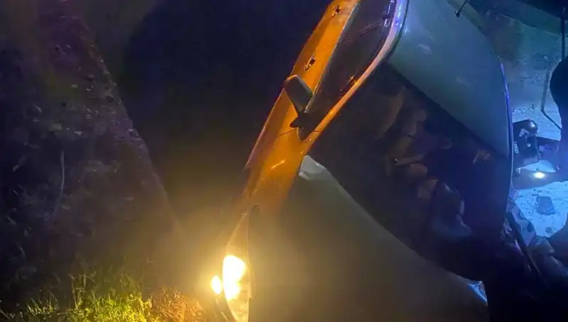 Adana'da Otomobil Şarampole Devrildi: İki Yaralı, Kaza Anı Şoke Etti