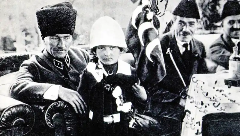 Unutulmaz Fotoğrafın Hikayesindeki Şapkanın Sırrı: Bayramın Doğuşu
