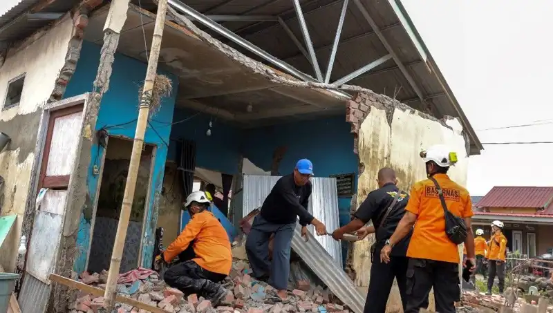 Endonezya'da Şiddetli Deprem: 8 Ev Çöktü, Panik Yaygınlaştı