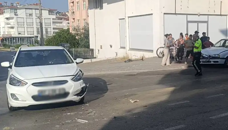 Antalya'da İki Otomobil Çarpıştı: Kazanın Ayrıntıları ve Sonrası