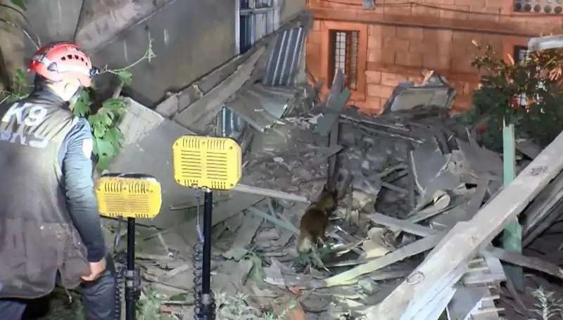 İstanbul'da Deprem Sonrası İhmal Edilen Bina Çöktü: Yetkililer Hesap Vermeli mi?