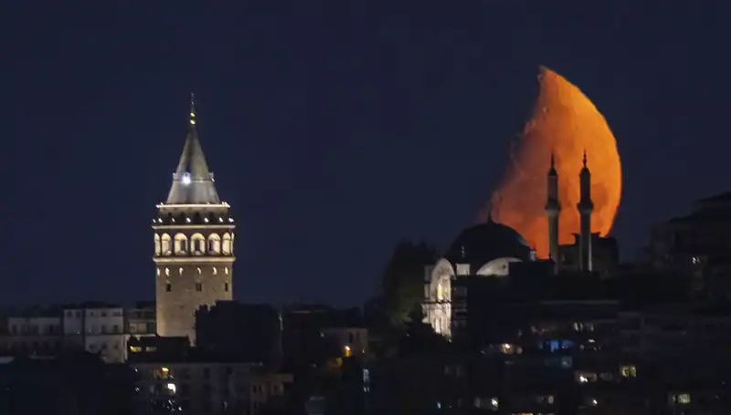 İstanbul'da Yarım Ay Büyüledi: Tarihi Anlar ve Göz Alıcı Manzaralar