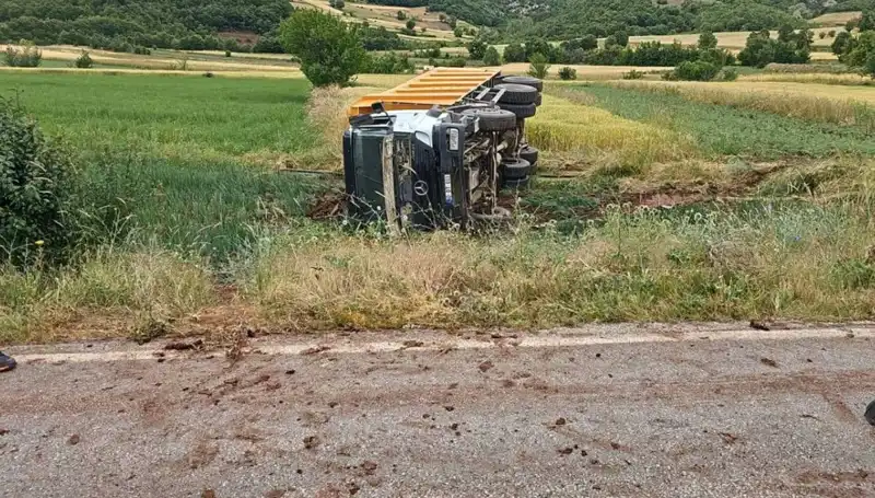 Tokat’ta Devrilen Kamyon Faciaya Neden Oldu: Şoför Hayatını Kaybetti