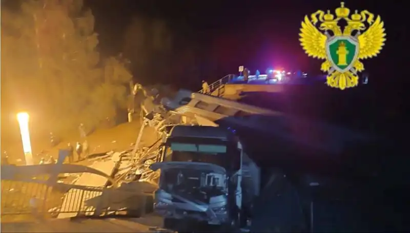 Rusya'da Şok Edici Kaza: İki Köprü Çöktü, Tren Kazası Hayatları Aldı