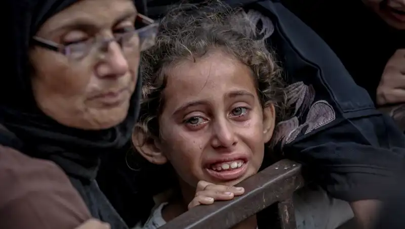 Gazze'de Açlık Dramı: İsrail Askeri Yemekleri Toprağa Gömüyor