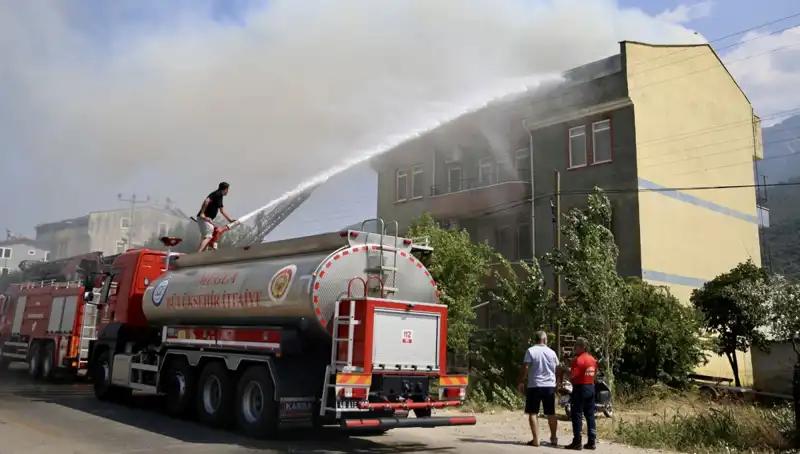 Çatı Katında Çıkan Yangın Şehri Alarm’a Geçirdi