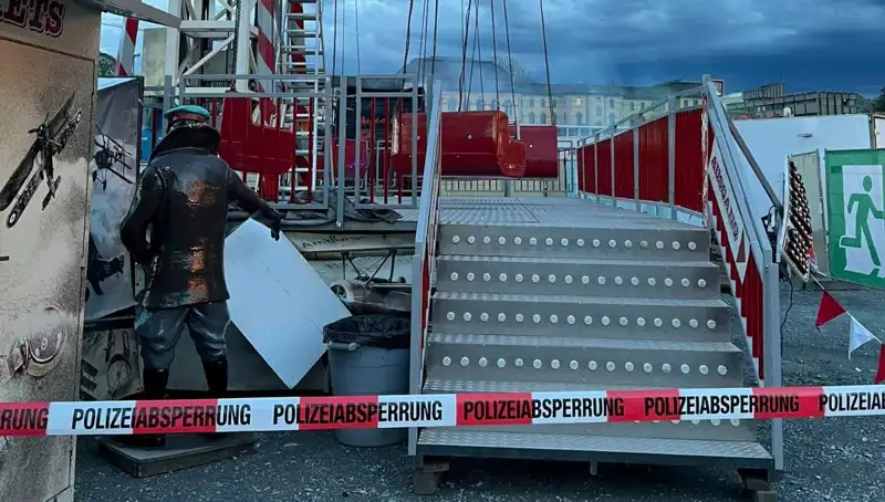 Dönen Salıncak Reklam Direklerine Çarptı: Neredeyse Bir Felaket Yaşandı