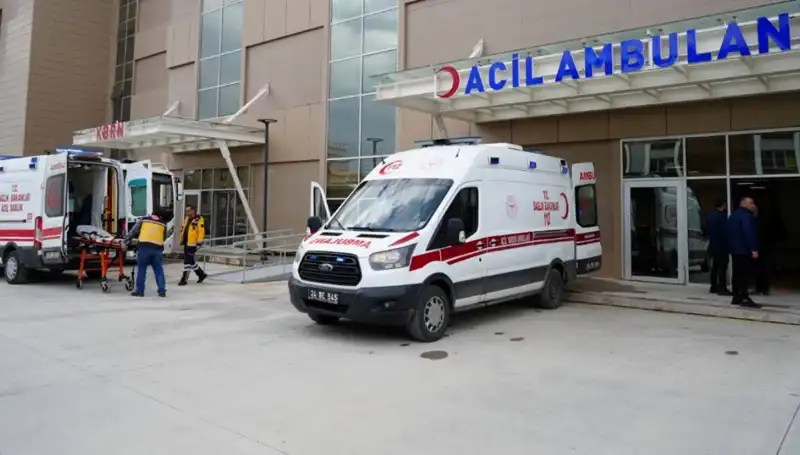 Erzincan'da Trafik Kazası: Hayatını Kaybeden Var, Üç Yaralı