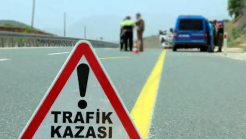 Otomobil-Hafif Ticari Araç Çarpıştı: 6 Kişinin Dramı