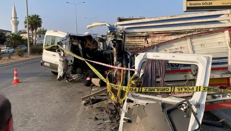 Mersin'de Tatil Yolunda Korkunç Kaza: İki Can Gitti, On Yaralı