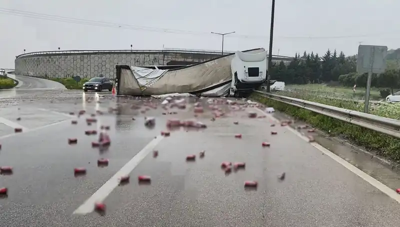 TIR Kazasında Yüzlerce Şişe İçki Yolda Surf Sörfü Yaptı