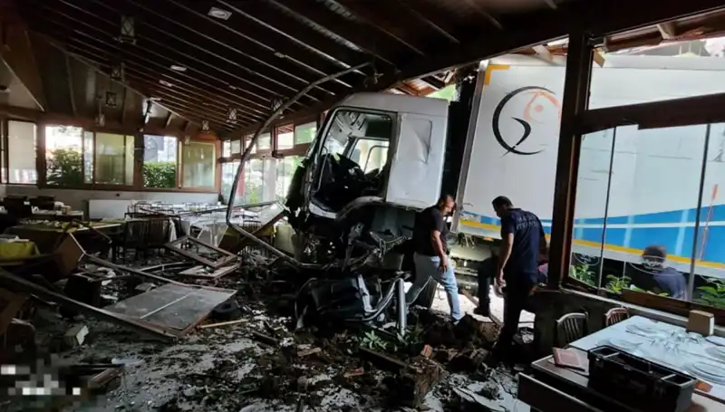Freni Boşalan Kamyon Restorana Girdi: Müşteriler Şans Eseri Kurtuldu