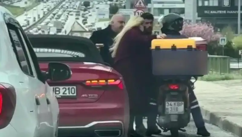 D-100'de Boşanmış Bir Annenin Korku Dolu Anları: Motokuryeye Silah Çekti