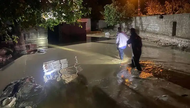20 Dakikalık Yağışın Ardından Sel Felaketi: Evler Çöktü, Aileler Tahliye Edildi