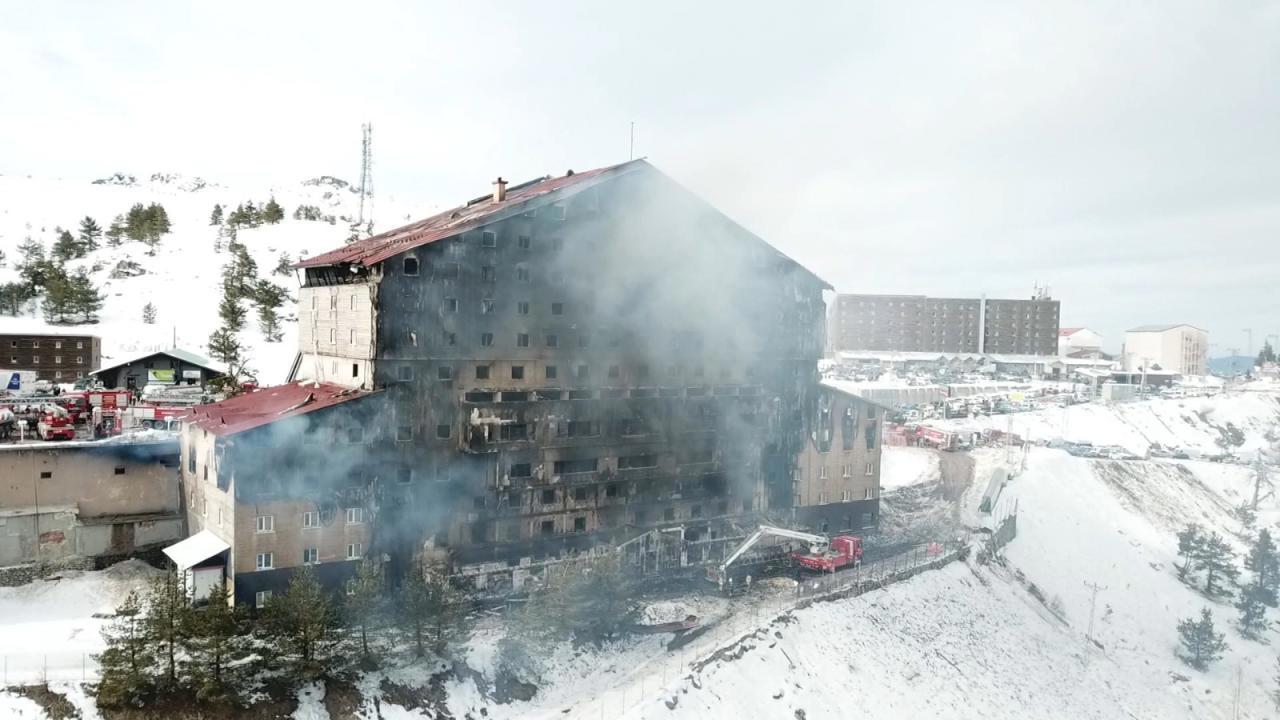 Kıyıdaki otel yangınıyla ilgili 4 kişi gözaltına alındı