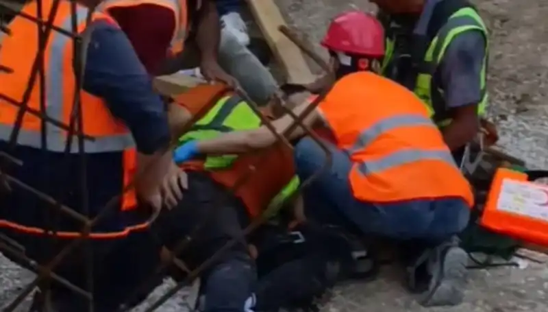 Adana'da İnşaat Kazası: İki İşçi Yaralandı, Sebepler Araştırılıyor