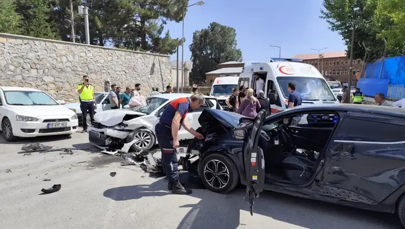 Bitlis'te Otomobiller Çarpıştı: 10 Kişi Yaralandı, Kaza Anı Kamerada