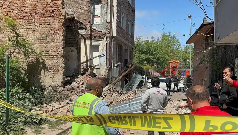 Fatih'te Deprem Sonrası Çöken Bina: Şok Edici Gelişmeler ve Kurtarma Çalışmaları