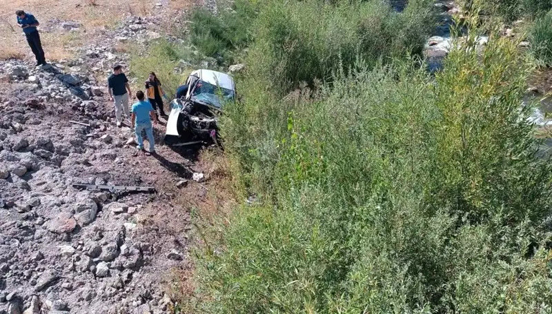 Sivas'ta Korkunç Kaza: Otomobil Dere Yatağına Uçtu, İki Can Kaybı