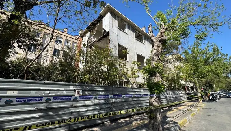 Bakırköy'de Metruk Bina Depremle Yıkılma Tehlikesi Yaşattı