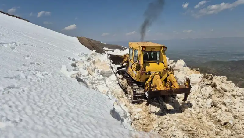 Nisan Ayında Yaşanan Kış: 2 Metreyi Aşan Karla Mücadele