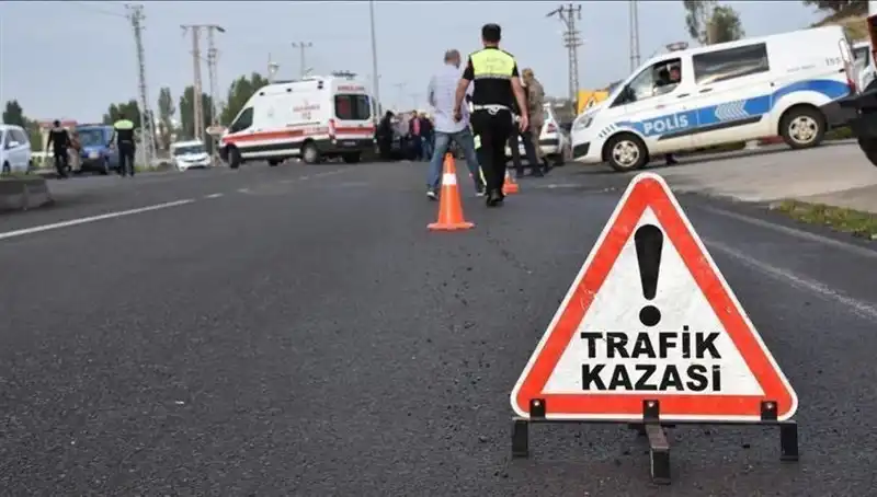 Antalya’da Dehşet Anları: Otomobil Kanalda Devrildi, İki Kişi Yaralandı
