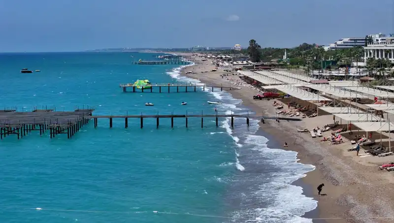 Antalya Sahillerinde Güneşli Hava, Turizmi Canlandırıyor