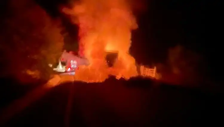 Seyir Halindeki Kamyonet Korkunç Bir Yangında Alev Alev Yandı!